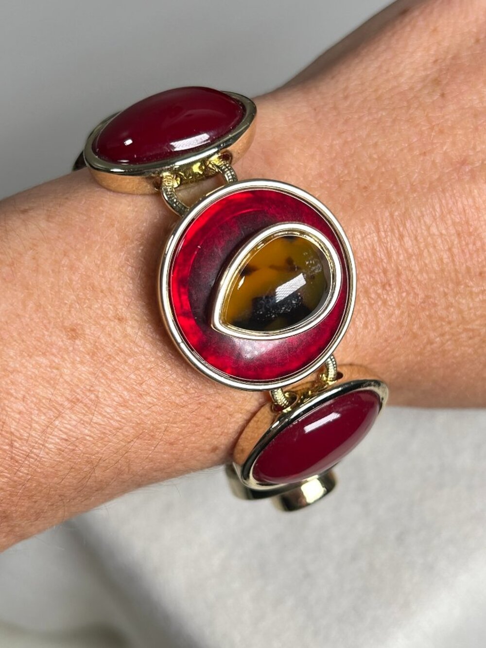 Vintage Gold Tone Red and Tortoiseshell Glass Magnetic Clasp Bracelet